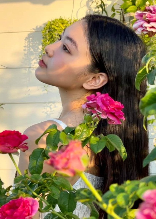 Lọ Lem sở hữu gương mặt ưa nhìn cùng chiều cao 1m7. Em thường ăn mặc nữ tính.