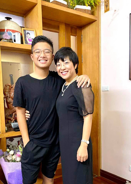 Tít viết: "Mẹ phải gánh vác cả gia đình nhưng vẫn luôn dành thời gian cho con của mẹ. Mẹ em cũng đã ngoài 50, không thể kiếm nhiều tiền như trước nữa nhưng mẹ vẫn cố gắng đi làm vì mẹ biết sau ly dị, người con luôn thiệt thòi nhiều nhất do thiếu sự quan tâm chăm sóc từ người bố hoặc người mẹ. Nhưng cuối cùng với tình mẫu tử bao la của mẹ đã có thể thay thế được vị trí của hai người phụ huynh. Tình mẫu tử là thứ vô giá nên nếu ai còn mẹ, xin đừng làm mẹ khóc".