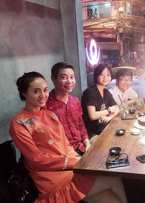 Để con gái có cơ hội tiếp xúc với thực tế, Công Lý cho Thục Anh làm trợ lý của mình khi quay phim "Hoa hồng trên ngực trái" trong thời gian nghỉ hè.