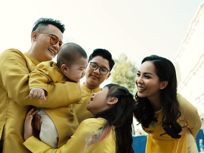 Thông tin ca sĩ Hoàng Bách triệt sản hiện gây chú ý. Bà xã của anh - Thanh Thảo cho hay, cô định mổ triệt sản khi sinh con thứ ba. Tuy nhiên, bác sĩ chỉ định sinh thường nên không thể thực hiện được mà hẹn lại khi 1 tháng sẽ làm. Sau khi Hoàng Bách vào phòng sinh cùng vợ vượt cạn, anh quyết định sẽ làm việc này để san sẻ một phần nỗi cực của vợ.