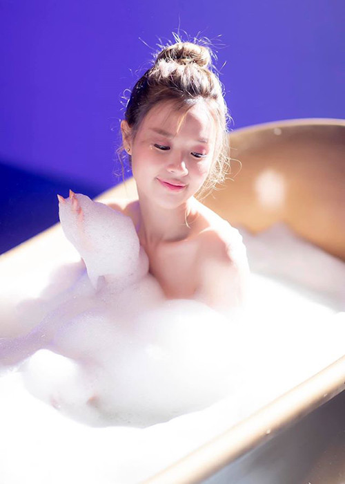 Midu ngày càng gợi cảm và mạnh dạn mặc hở bạo hơn.
