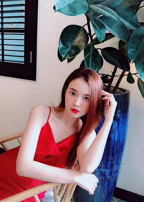 Sau ồn ào với Phan Thành, Midu càng trở nên kín tiếng về chuyện tình cảm. Hiện tại, cô bị fan gán ghép với Harry Lu và Quốc Trường.