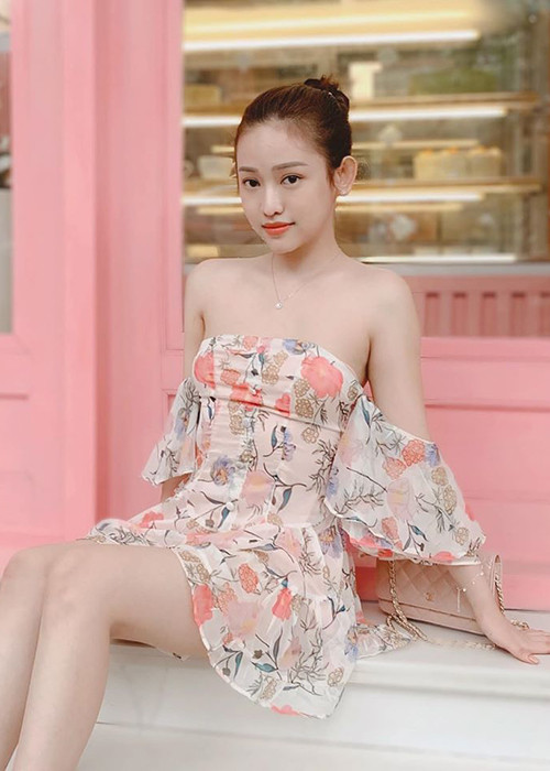 Sau lùm xùm là người thứ ba, cuộc sống của Thúy Vi thay đổi chóng mặt. Cô trở nên giàu có, đi xe sang, thường xuyên đi du lịch.