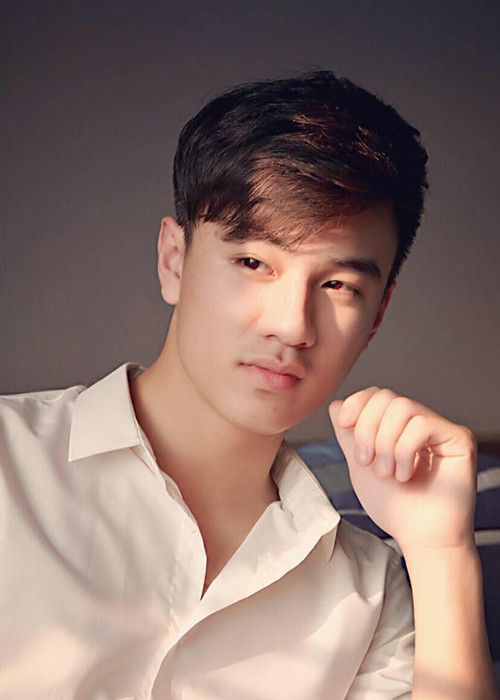 Anh hiện đầu quân cho Nhà hát Tuổi trẻ Việt Nam.