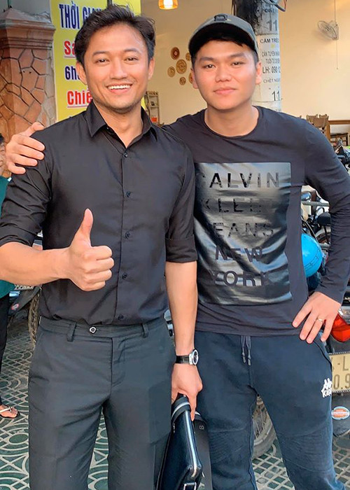 Khi chia sẻ hình ảnh chồng trẻ Trung Kiên và tình cũ Quý Bình vui vẻ bên nhau, Lê Phương bày tỏ cảm xúc hạnh phúc trọn vẹn đồng thời viết: "Để gió cuốn đi".