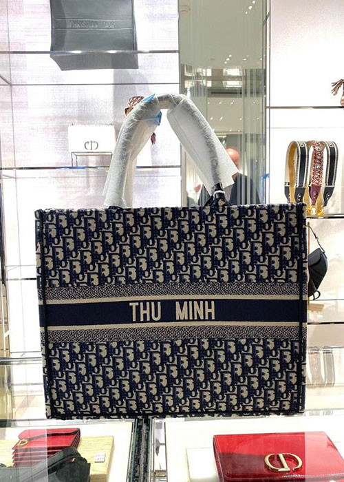 Ông xã ngoại quốc tặng Thu Minh chiếc túi Dior Book Tote, có khắc tên nữ ca sĩ.