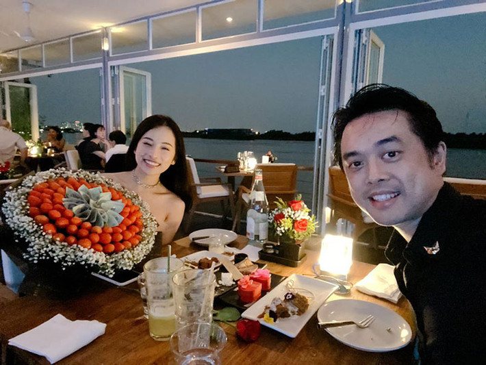Dương Khắc Linh tặng bó hoa hồng kèm tiền khiến bà xã Sara Lưu bất ngờ.