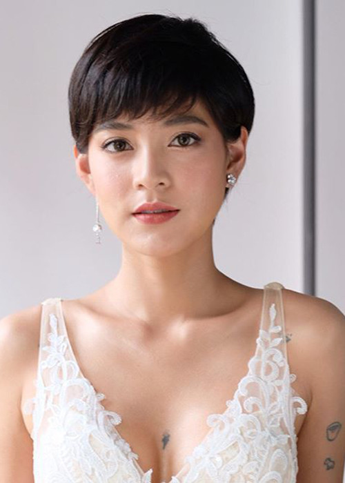 Hương Giang Idol đã mời mỹ nhân Thái Lan Apinya Sakuljaroensuk tham gia MV "Tặng anh cho cô ấy".