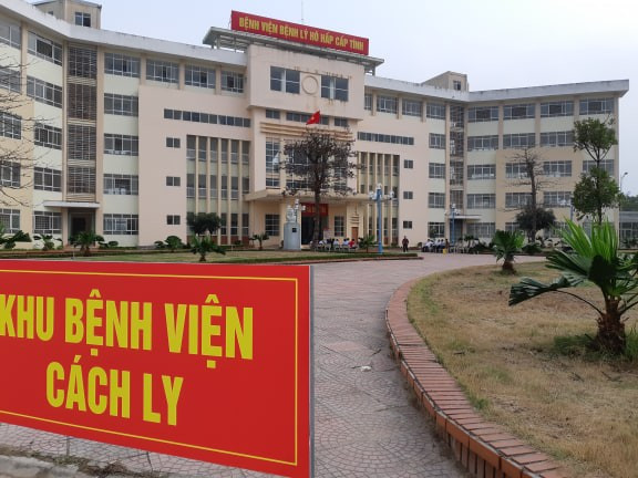 Khu vực đặt biến cách ly. Vĩnh Phúc cũng huy động hơn 300 cán bộ, chiến sĩ khẩn trương vệ sinh, lắp đặt 300 giường tại Trường cao đẳng Văn hóa nghệ thuật tỉnh Vĩnh Phúc.