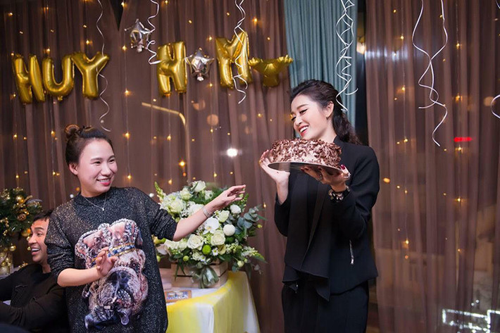 Ngày 11/12 là sinh nhật Huyền My. Để mừng tuổi mới, người đẹp sinh năm 1995 đã tổ chức những bữa tiệc sinh nhật hoành tráng.
