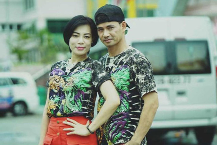 Dư luận đưa ra những lời đồn đoán về mục đích thật sự của vợ Xuân Bắc khi livestream tố NSND Anh Tú. Về phía Hồng Nhung, cô bày tỏ không thích chồng làm giám đốc. Vợ Xuân Bắc tiếp tục vướng lùm xùm với diễn viên Kim Oanh. Từ một người kín tiếng, Hồng Nhung trở thành tâm điểm của dư luận. Ảnh: Zing