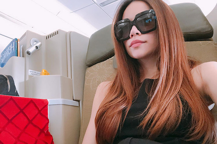 Giống Kim Lý, Hồ Ngọc Hà cũng chia sẻ hình ảnh đáp chuyến bay đến Hà Nội. Cô chạy show ở Hà Nội chỉ trong 3 tiếng đồng hồ.