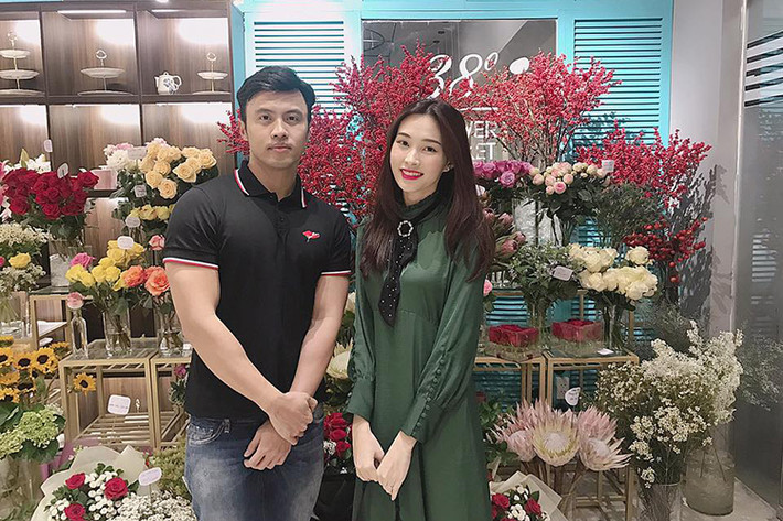 Hình ảnh Thu Thảo rạng rỡ bên một người bạn thân sau đám cưới cổ tích.