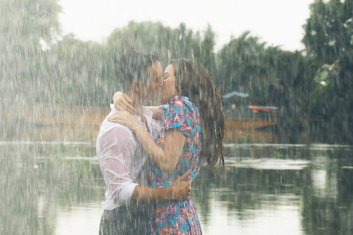 Trong MV, Kim Lý và Hồ Ngọc Hà có không ít phân cảnh tình tứ trong vai chàng sĩ quan và cô ca sĩ phòng trà. Ảnh: Pháp luật số