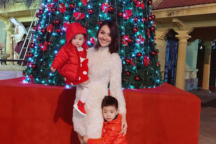 Hồng Quế đưa con gái đi đón Giáng sinh.