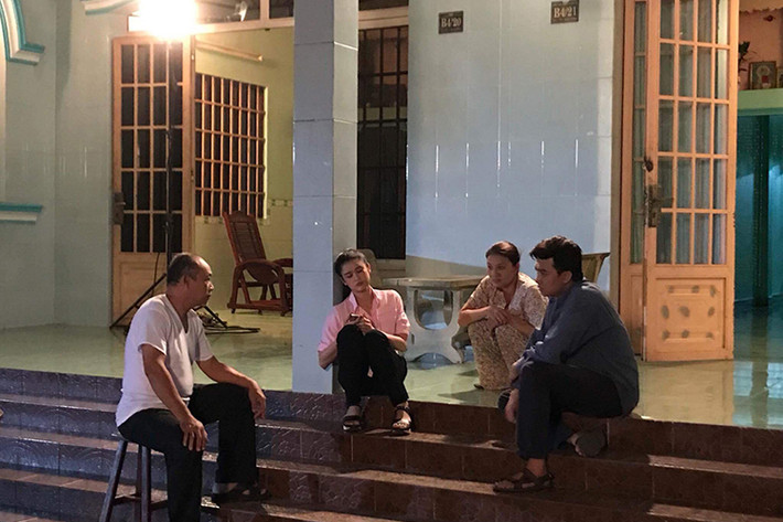 Trương Quỳnh Anh sáng làm giám khảo tối lại đi quay phim.