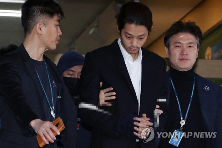 Hình ảnh Jung Joon Young bị trói, còng tay tới sở cảnh sát. Ảnh: Yonhap