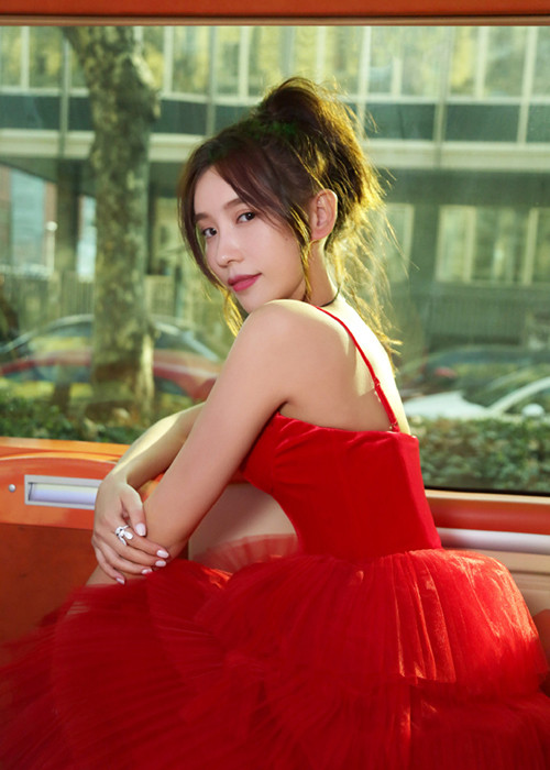 Vì không mời mà đến và làm lố khi đi thảm đỏ nên Dư Phi bị cư dân mạng chỉ trích làm showbiz Hoa ngữ ê chề.