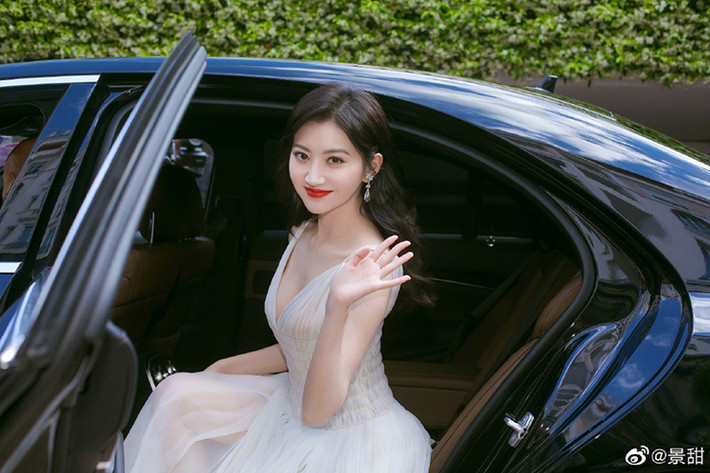Cảm Điềm là một trong những mỹ nhân Hoa ngữ dự thảm đỏ liên hoan phim Cannes 2019 ngày thứ 2 (ngày 15/50.