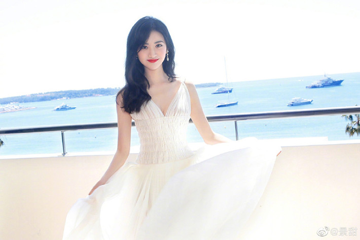 Cảnh Điềm sở hữu nhan sắc hút hồn nhưng khả năng diễn xuất không được đánh giá cao, thậm chí chê là bình hoa di động.
