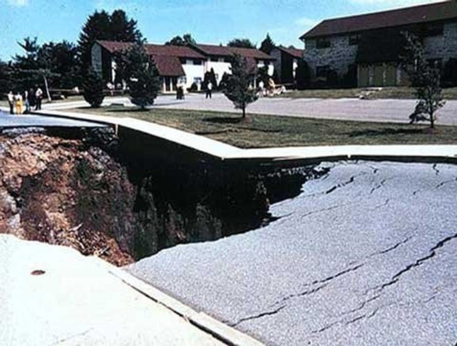 Hố sụt này xuất hiện ở khu vực ngoại ô Macungie, Pennsylvania do đường ống nước cũ rò rỉ gây ra