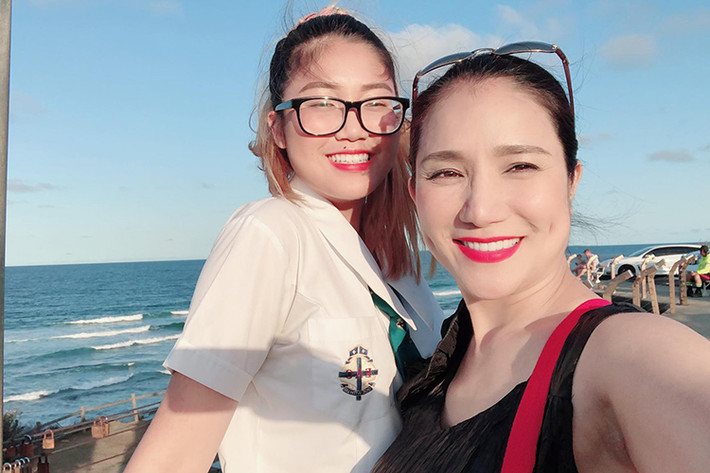 Cát An là con gái của MC Cát Tường. Năm nay, cô nhóc tròn 17 tuổi, đang du học ở Australia.