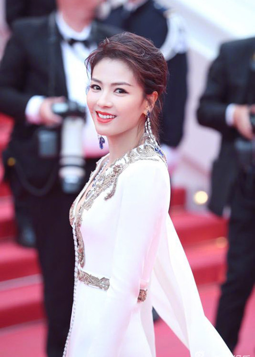 Dàn sao Hoa ngữ đổ bộ thảm đỏ liên hoan phim trong ngày đầu tiên còn có Lưu Đào.