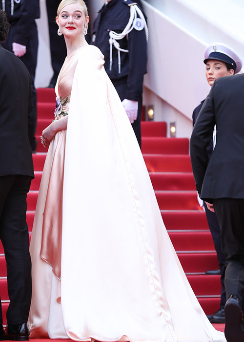 Elle Fanning - ngôi sao 21 tuổi diện đầm thướt tha. Được biết, cô là một trong những giám khảo của LHP Cannes năm nay.
