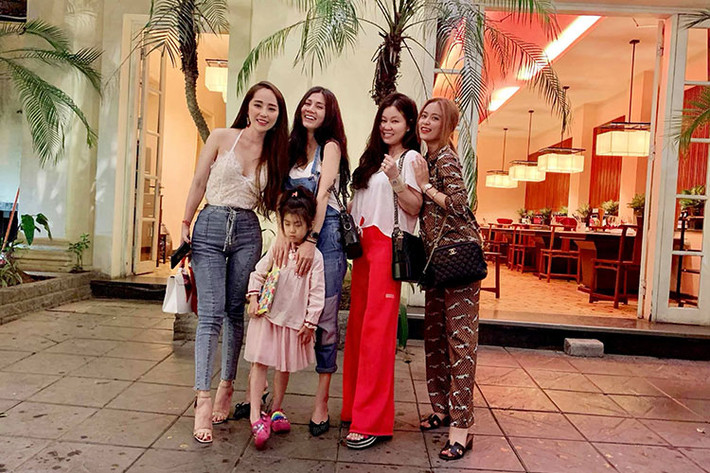 Quỳnh Nga thường xuyên gặp gỡ bạn bè sau khi trở lại cuộc sống độc thân.