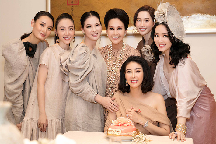 Hà Kiều Anh còn đón tuổi mới bên hội bạn thân toàn mỹ nhân Việt.