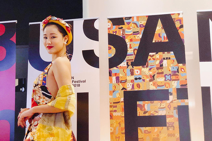 Sau khi sinh con gái, Maya vẫn hoạt động nghệ thuật.