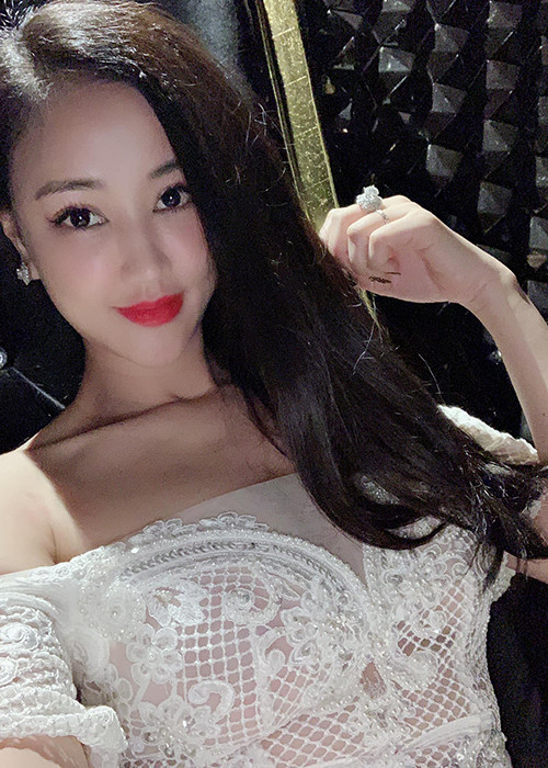 Với vai diễn có nhiều cảnh quay táo bạo trong "Người vợ ba", Maya nhận được sự chú ý của dư luận.