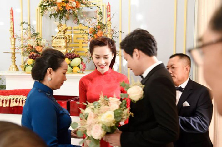 Trước đó, vào khoảng 10h, doanh nhân Trung Tín đã có mặt tại nhà Thu Thảo để đón dâu. Ảnh: Tiền Phong