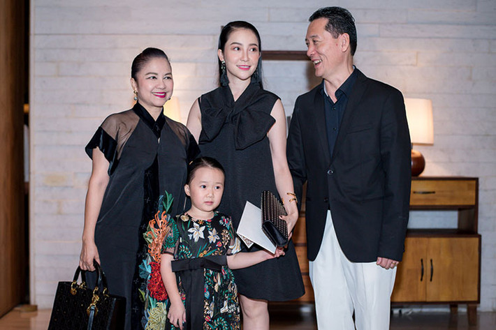 Nữ diễn viên múa Linh Nga cùng bố mẹ và con gái đến chúc mừng vợ chồng Đặng Thu Thảo - Trung Tín. Ảnh: Zing