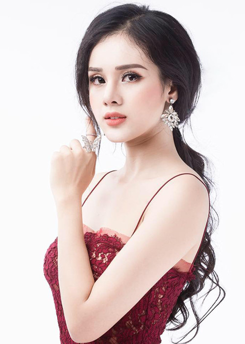Nguyễn Thị Huyền Trang đang trở thành tâm điểm của dư luận sau phát ngôn trong tập 1 “Tôi là Hoa hậu Hoàn vũ Việt Nam 2017”. Khi được giám khảo Phan Anh hỏi nghĩ gì về chiếc vương miện, cô đã không ngần ngại trả lời rằng đó là thu nhập cao và sự nổi tiếng. Ảnh: FBNV