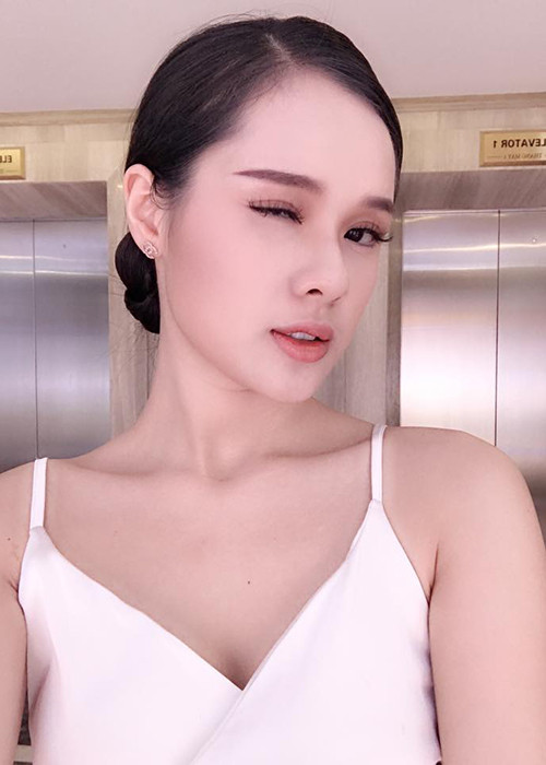 Huyền Trang đi làm thêm từ năm 17 tuổi để phụ giúp bố mẹ trang trải tiền sinh hoạt trong gia đình. Cô chụp ảnh cho các cửa hàng quần áo, trình diễn thời trang. Ảnh: FBNV