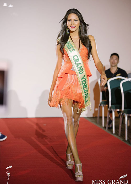 Trước khi nhận dải băng, dàn người đẹp tích cực tập catwalk cho buổi tiệc chào mừng đến với cuộc thi.
