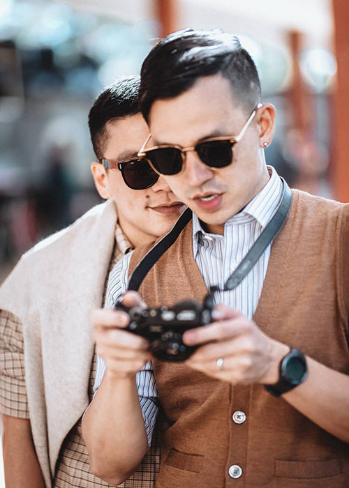 Sơn Đoàn là một doanh nhân Việt kiều thành đạt và khá điển trai. Anh luôn ủng hộ, hỗ trợ hết mình cho sự nghiệp thiết kế thời trang của Adrian Anh Tuấn. Ảnh: FBNV