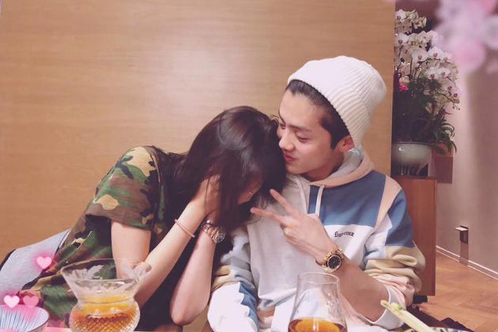 Mặc fans phản đối chuyện tình cảm, Luhan vẫn chia sẻ khoảnh khắc ngọt ngào bên bạn gái kém 7 tuổi trên trang cá nhân. Ảnh: Sina