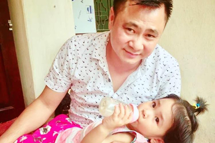 Tự Long đăng tải ảnh bên con gái. “Một cảm giác khá kỳ lạ. Mình có cần sự vô cảm không nhỉ, cũng không có gì là sự quan trọng tyệt đối cả. Con mèo cũng cần xúc cảm để sống nữa là”, anh còn viết.