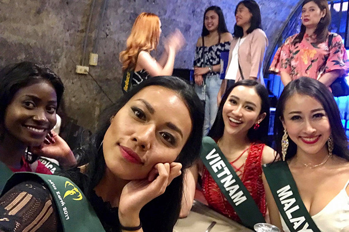 Hà Thu tươi rói bên dàn người đẹp Hoa hậu Trái đất 2017 trong bữa tối.