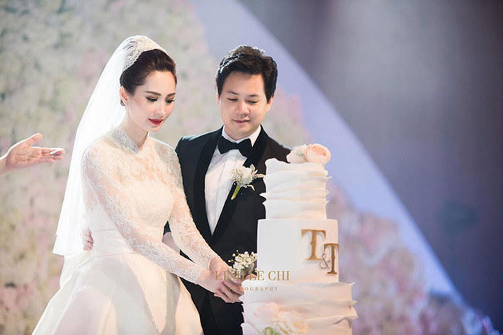 Tiệc cưới của Hoa hậu Đặng Thu Thảo và doanh nhân Trung Tín đã diễn ra vào tối ngày 6/10. Cô dâu diện váy cưới trắng muốt còn chú rể mặc vest đen. Ảnh: Lê Chí Linh