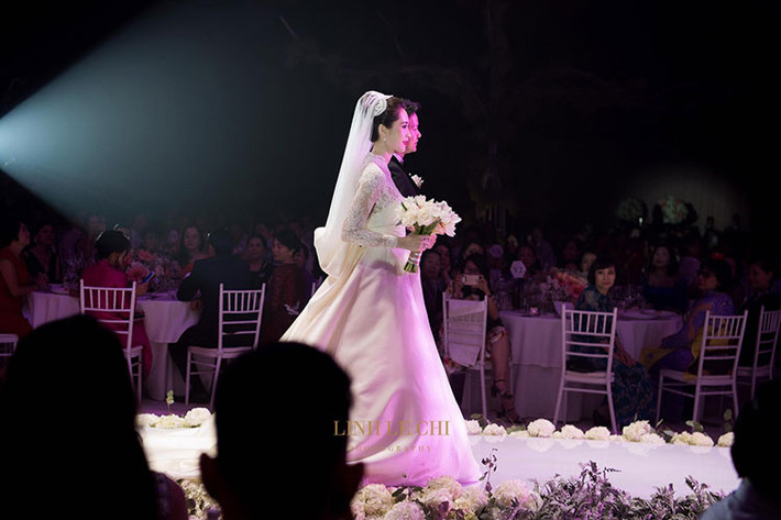 Chọn mặc váy cưới trắng muốt bồng bềnh, Hoa hậu Đặng Thu Thảo đẹp như công chúa. Ảnh: Lê Chí Linh