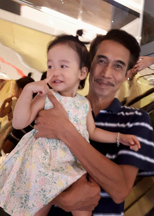 Đi chơi bất cứ ở đâu, nam diễn viên phim “Bão qua làng” đều mang con gái theo. Anh hài hước gọi con gái là “cái đuôi” nhỏ.