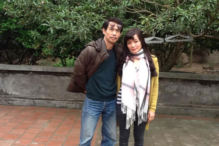 “Người đàn ông có gương mặt đau khổ” của màn ảnh Việt và vợ quen nhau qua sự mai mối của gia đình. Phú Đôn từng chia sẻ mọi chuyện của anh đều do duyên số.