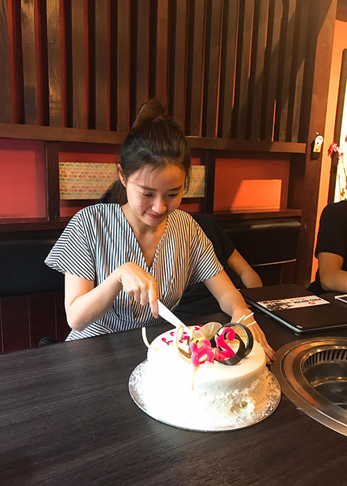 Midu bày tỏ hạnh phúc khi lần đầu tiên được các nhân viên tổ chức sinh nhật sớm đầy bất ngờ.