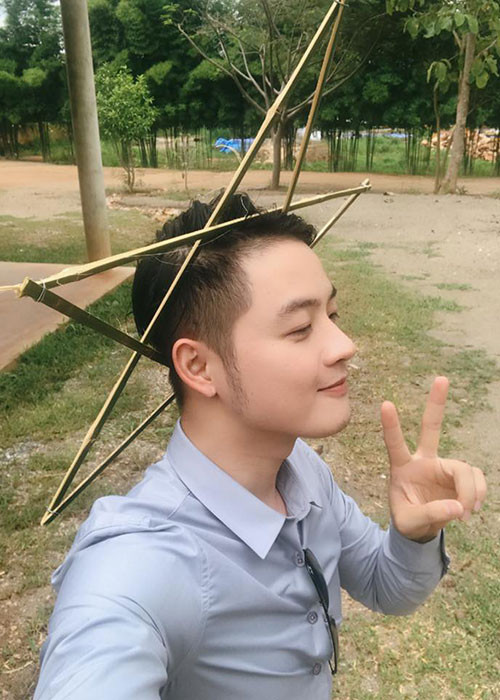 Thanh Duy Idol tạo dáng nhí nhảnh với chiếc đèn ông sao.