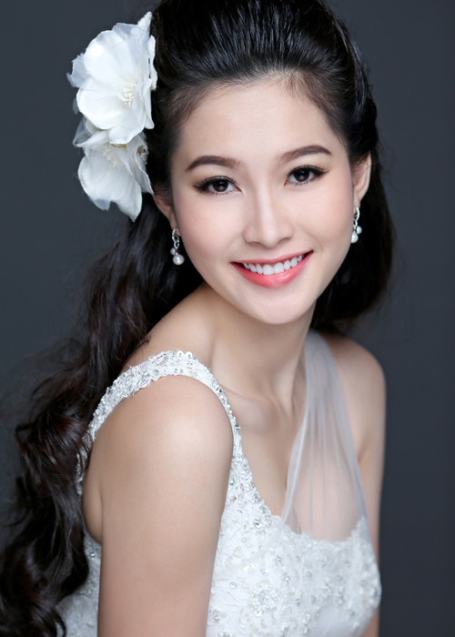 Dù diện mẫu váy cưới nào, Đặng Thu Thảo vẫn hút mọi ánh nhìn bởi nhan sắc yêu kiều, rạng rỡ. Ảnh: Lao động