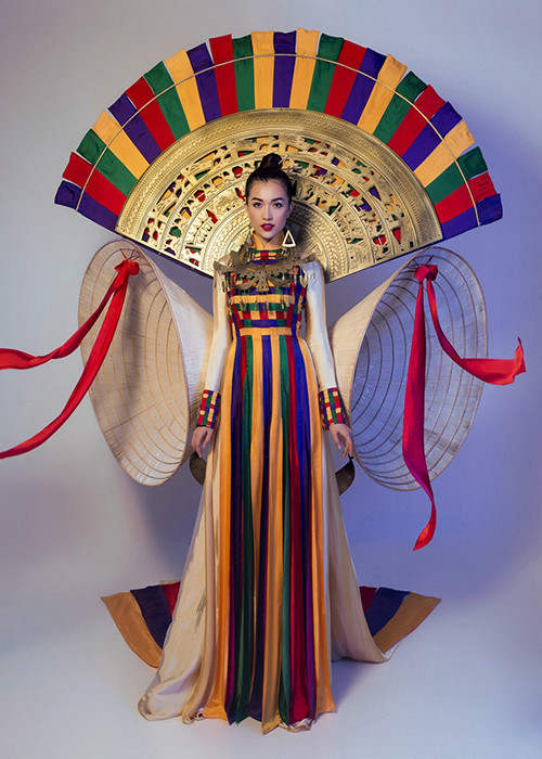 Từng lọt top 5 cuộc thi thiết kế trang phục dân tộc cho đại diện Việt Nam tại Miss Universe (Hoa hậu Hoàn vũ Việt Nam) năm 2016, “Hồn Việt” vừa được chọn là trang phục dân tộc Việt Nam tại Hoa hậu Hoàn vũ Thế giới 2017.