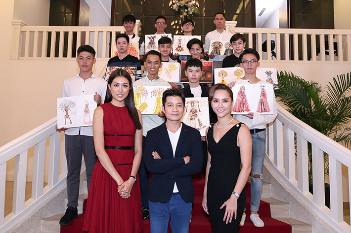 Hình ảnh ban giám khảo bên top 15 cuộc thi thiết kế trang phục dân tộc cho đại diện Việt Nam tại Hoa hậu Hoàn vũ Thế giới năm 2017.